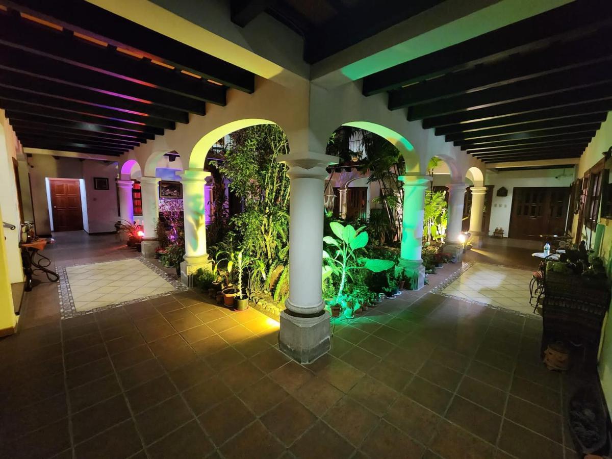 Hotel Y Jardines Casa Buho アンティグア・グアテマラ エクステリア 写真
