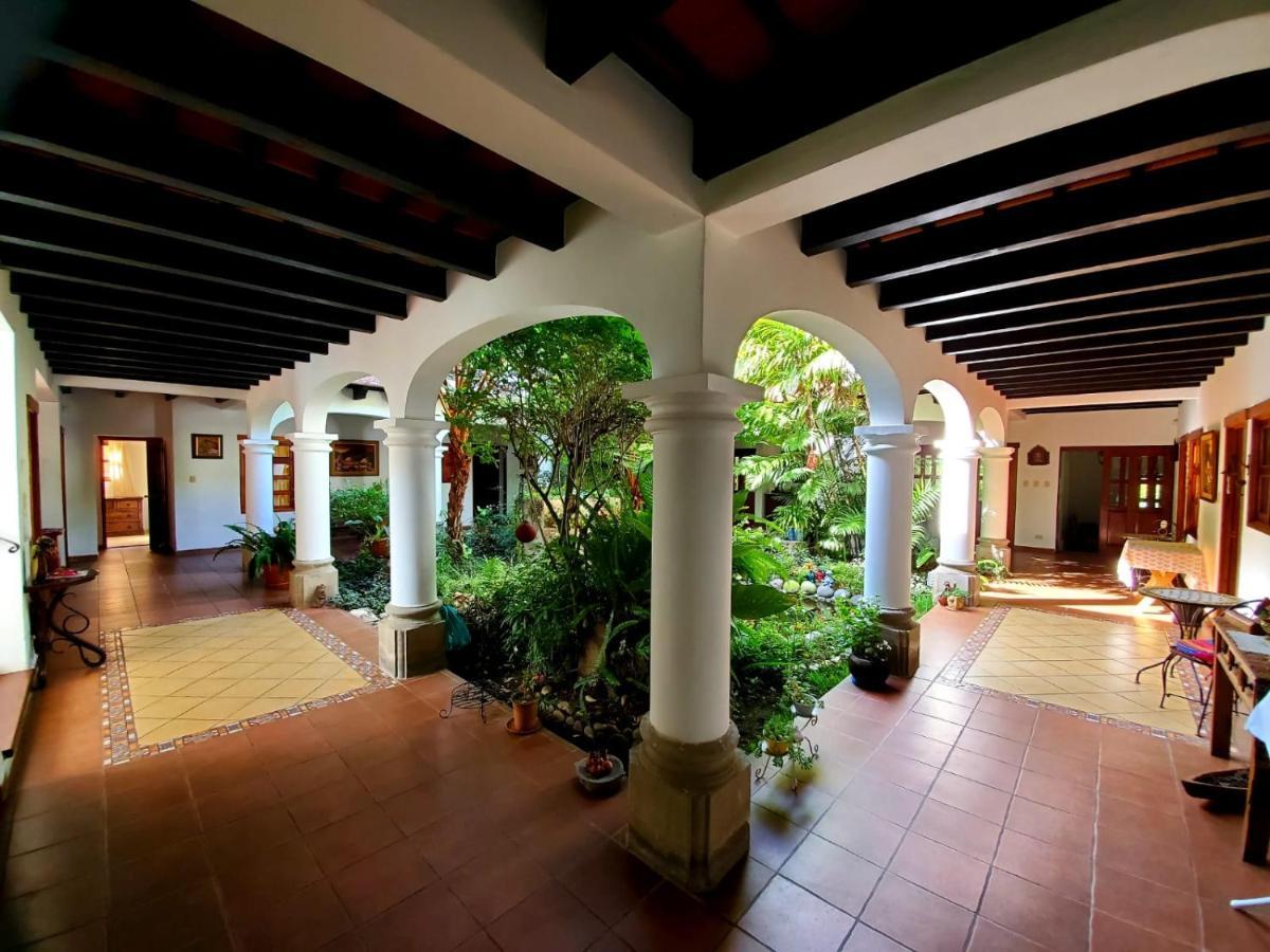 Hotel Y Jardines Casa Buho アンティグア・グアテマラ エクステリア 写真